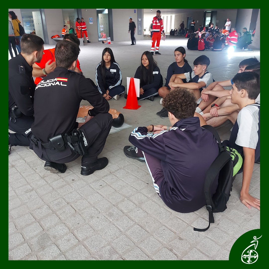 Nuestro alumnado participa en la Jornada de Reanimación Cardiopulmonar (RCP) en el Campus de la salud en la que con mucho interés, han aprendido a hacer RCP como actividad complementaria a lo que trabajan en Educación Física. 

#somosfesd #presentaciónGR #Educaciónfísica