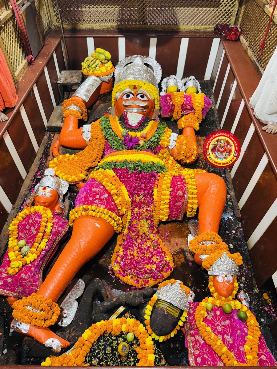 ShriBadeHanuman's tweet photo. वन्दे बोधमयं नित्यं गुरुं शंकररूपिणम्‌।
यमाश्रितो हि वक्रोऽपि चन्द्रः सर्वत्र वन्द्यते॥३

भावार्थ:- ज्ञानमय, नित्य, शंकर रूपी गुरु की मैं वन्दना करता हूँ, जिनके आश्रित होने से ही टेढ़ा चन्द्रमा भी सर्वत्र वन्दित होता है.

आज दिनाँक 19/10/2024 https://t.co/L7MnGSFLY6