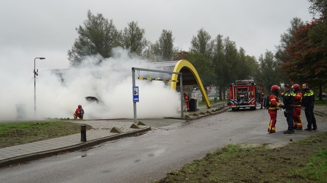 Brandende auto bij laadpaal langs A28
