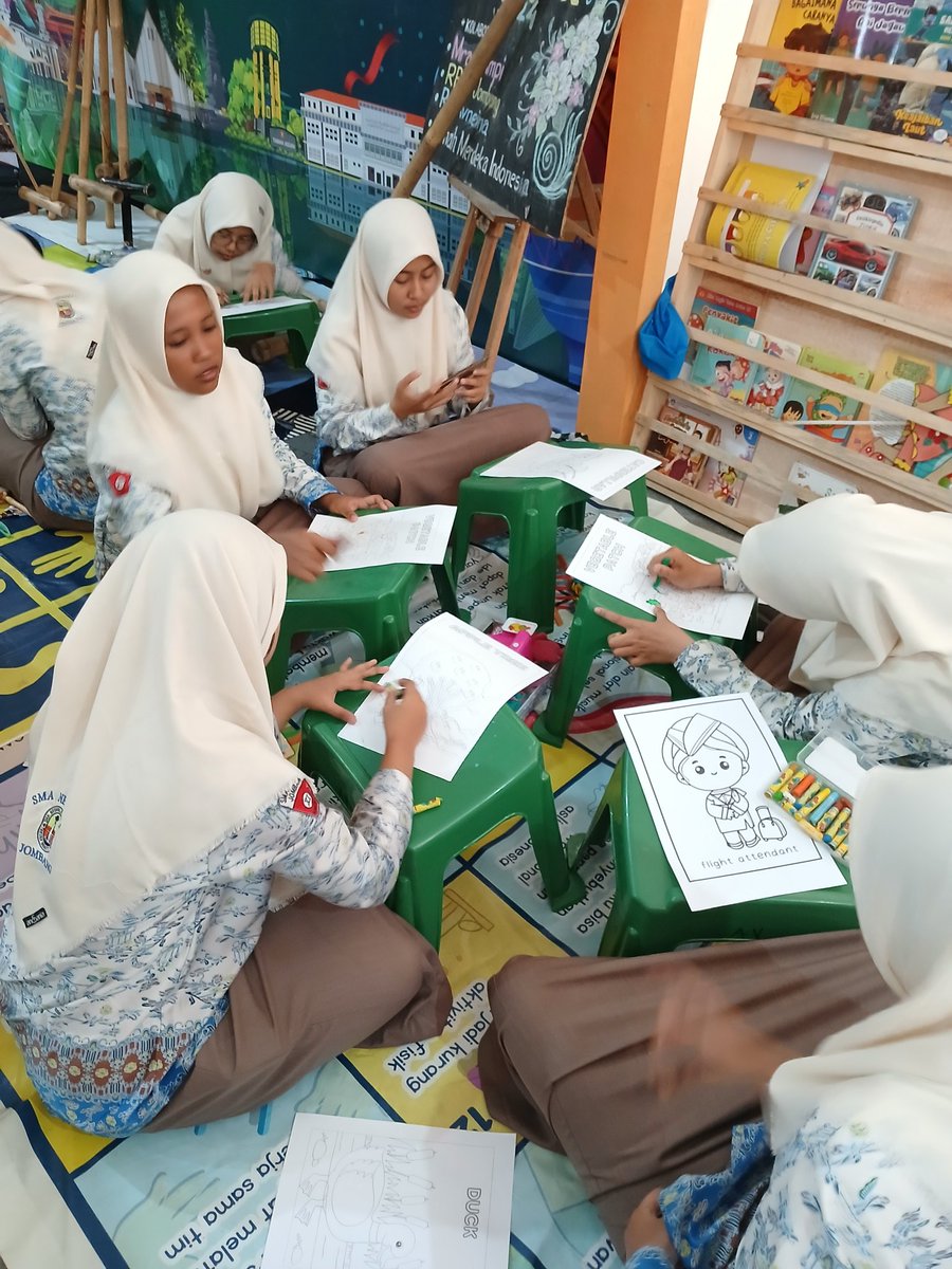 MraenMimpi's tweet photo. Blm move on acara kmrn😅

Kegiatan favorit adlh mewarnai🥰

Senin cuma siapin 50lbr, jam 4 sore udh hbs🫠 syok dikit soalnya buat di #SamperinBuku cetak 30lbr hbs berminggu2🤣

Di protes tmn2 cetak krts hvs aj jgn bufallo🤣

Selasa cetak total 150lbr, Rabu cetak lg 100lbr, https://t.co/0lKrS9gwi3