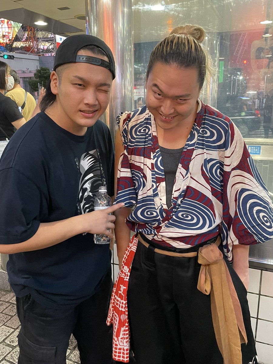 EMasarock's tweet photo. 今宵もここ渋谷スクランブル交差点付近にて…
#葛城京太郎 ストリートライブ⚡️
は〜じま〜るよ〜🎶
本日はスペシャルゲストに #NEWBABYLON の #JAYPAY 参戦‼️🤘
#らぎ旅 #渋谷 #ストリートライブ #ベース https://t.co/ioFCyLLO57