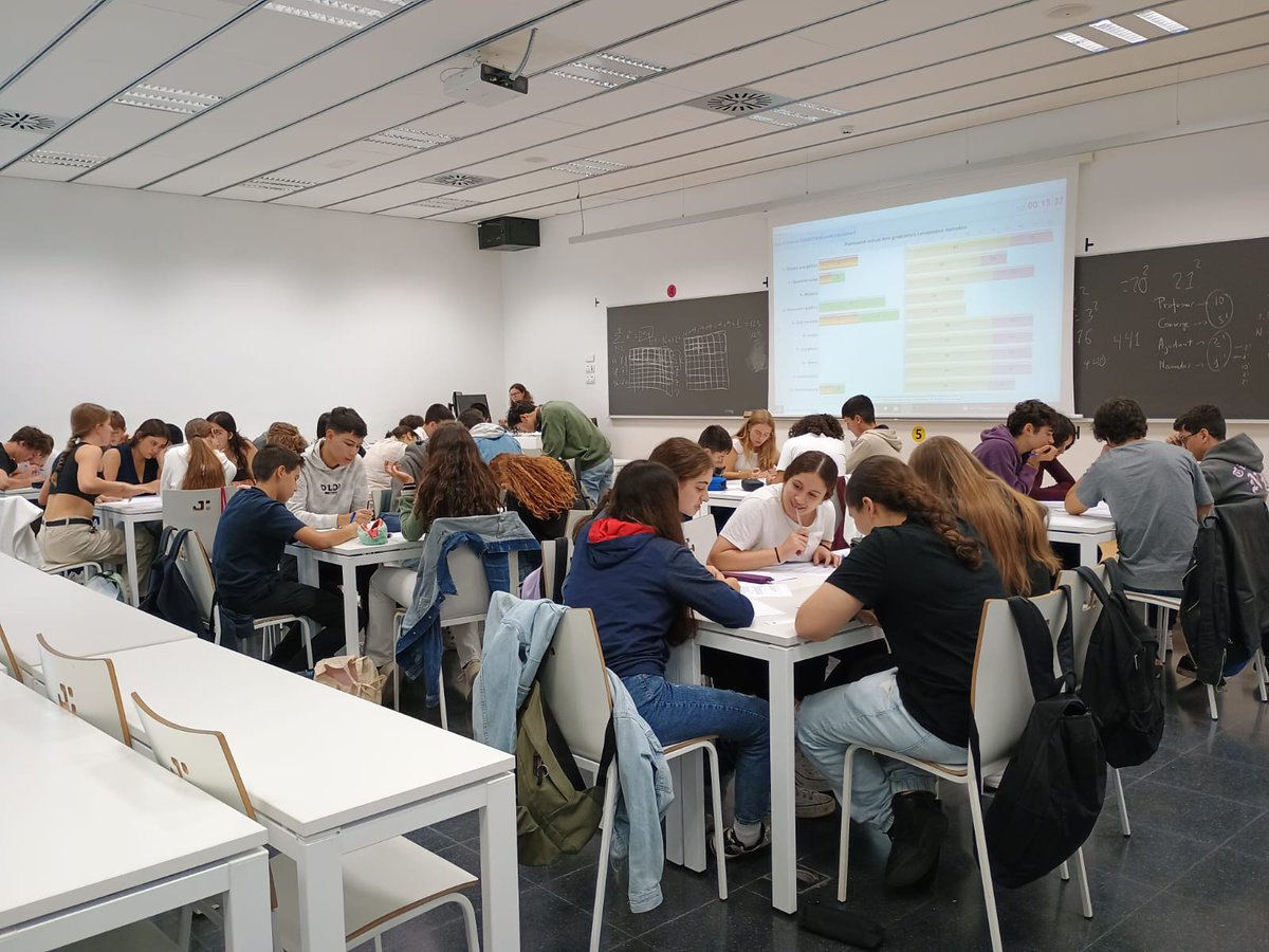Primera sessió de l'Anem x + Matemàtiques de la <a href="/Feemcat/">Feemcat</a> al <a href="/TecnoCampus/">TecnoCampus</a> de Mataró, organitzat per <a href="/APaMMs/">APaMMS</a>. Avui la Berta i la Marisa acompanyen als joves participants en la resolució de problemes.