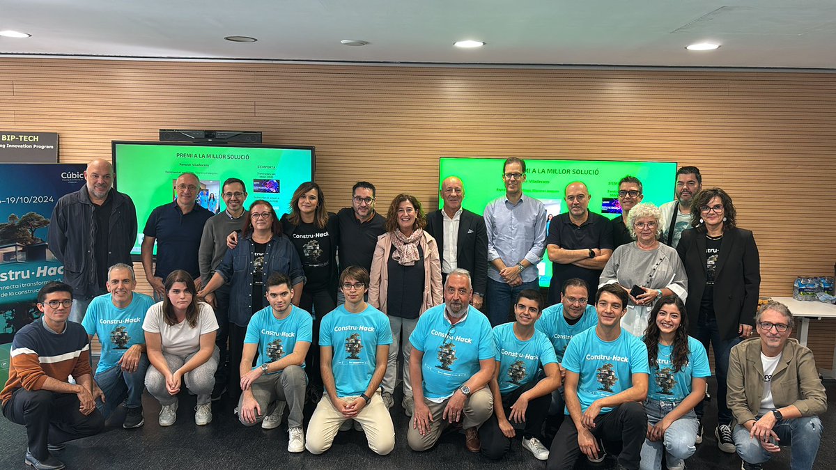 BlocEmpresarial's tweet photo. Olga Morales, alcaldessa de Viladecans, ha estat l'encarregada de lliurar els premis als guanyadors i de felicitar a tots els participants per la seva feina.
I així, amb l'alegria dels guanyadors, els ànims a la resta i el desig de repetir en el futur, s'ha acabat #ConstruHack. https://t.co/bWXQFny7bi