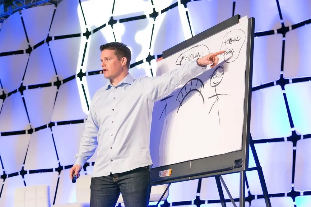 matt_gray_'s tweet image. This is the king of marketing:
Russell Brunson.
He has worked with Alex Hormozi, Tai Lopez & Tony Robbins.
And last year alone, his company made $265,000,000.
10 of his marketing principles you can learn to print money at will: