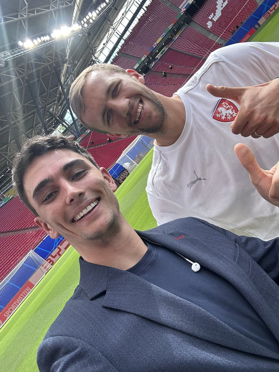 Coldquet's tweet image. Gran primer tiempo del Sr. Tomáš Souček. Espero cruzarte pronto amigo. Gran charla aquella, antes de la derrota ante Portugal. No me olvido que te gustaron mis mates @tomassoucek28.