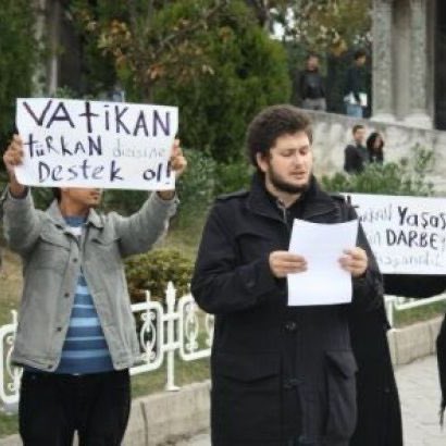 İçişleri Bakanı Sayın <a href="/AliYerlikaya/">Ali Yerlikaya</a> ,

Milli değerlerimizi aşağılayan bu şahısın dokunulmazlığı nereden geliyor? 

Nerenin Milletvekili bu?

Pensilvanya mı? Tel Aviv mi? Londra mı?

Yeter, Milletin sabrı taştı!