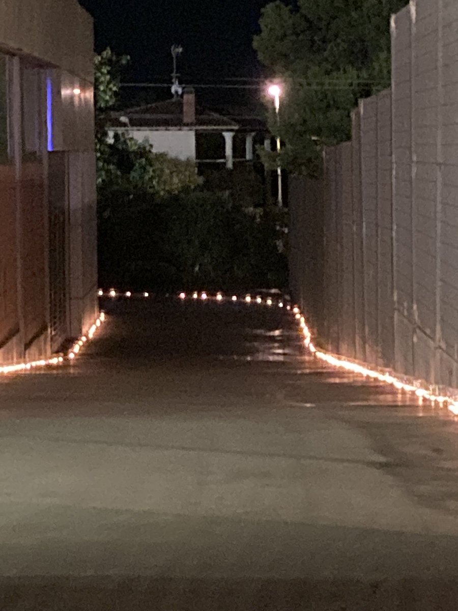 Ahir, l’institut <a href="/sitges_vinyet/">Institut VINYET. Sitges</a> va acollir la 12a <a href="/cursallunaplena/">Nits de la Lluna Plena Sitges</a> que des de fa ja 8 anys comença i acaba al nostre institut. El pati es va omplir de corredors i caminaires units per una causa immillorable. Tots junts vam recordar, un cop més, el Pol, el nostre heroi.