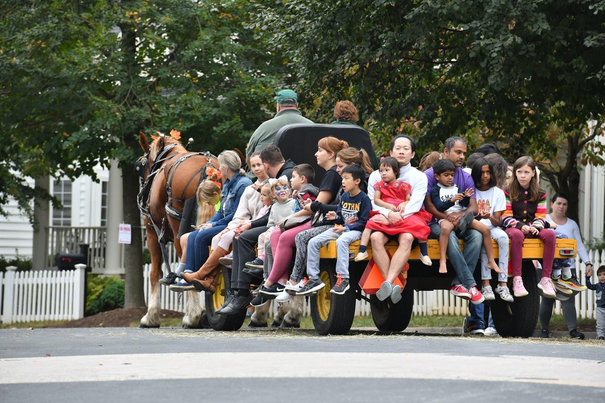 TheKFCA's tweet photo. The hayrides, pumpkin decorating, scarecrow making &amp; all things Fall will be back for tomorrow’s King Farm Fall Festival! Join your neighbors from 12:00-4:00 p.m. at the Saddle Ridge Community lawn. Residents are encouraged to walk to the event as street parking will be limited. https://t.co/eYYWbFGbsD
