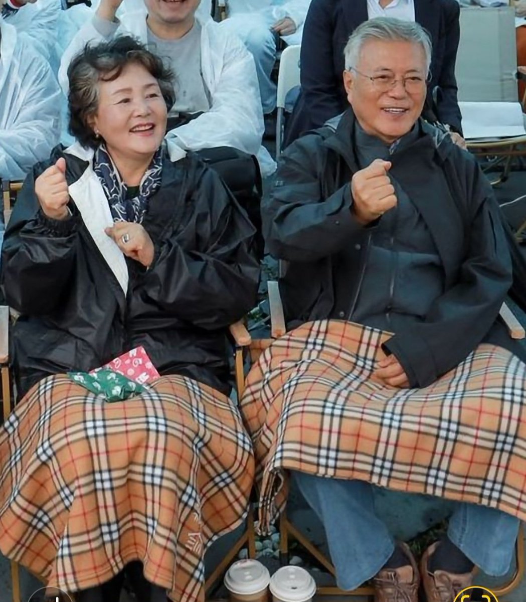 오늘 평산책방 행사에서 대통령님과 여사님💙
건강하고 행복하세요💓💕