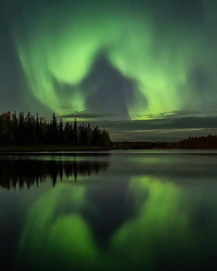 AngieAnesthesia's tweet photo. Vessel sneaking his way into Aurora Borealis 

(Not my photo, found on a random FB page) https://t.co/VlptdoJK2P