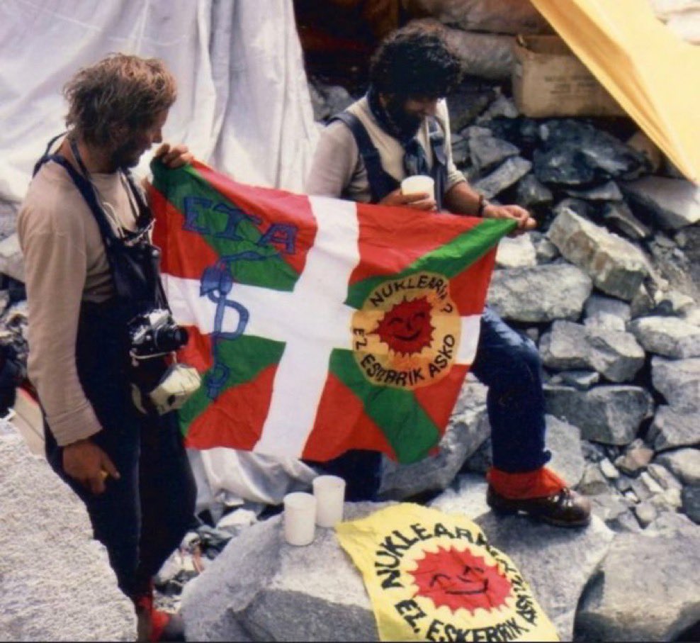 ___R3V___'s tweet photo. Pues ni lo han cancelado ni lo han disimulado: han homenajeado a un tío que hizo cima con la bandera de ETA.

Tanta piel fina para algunas cosas hechas por aficionados, que movilizan a la prensa y hasta a la esfera política, y tanta manga ancha para homenajear a putos asesinos. https://t.co/5JpG3LYQ61
