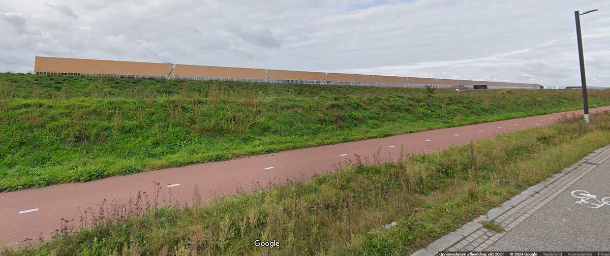 Polder_PV's tweet photo. Welkom in #pakjesland Nederland. Venlo, naturellemente. Dit DC met oppervlak van 126 duizend vierkante meter, 613 meter lang. En ja, er liggen (natuurlijk) #zonnepanelen op. #hardcount Polder PV: bijna 24 duizend stuks ... https://t.co/9C7JJGlEHq