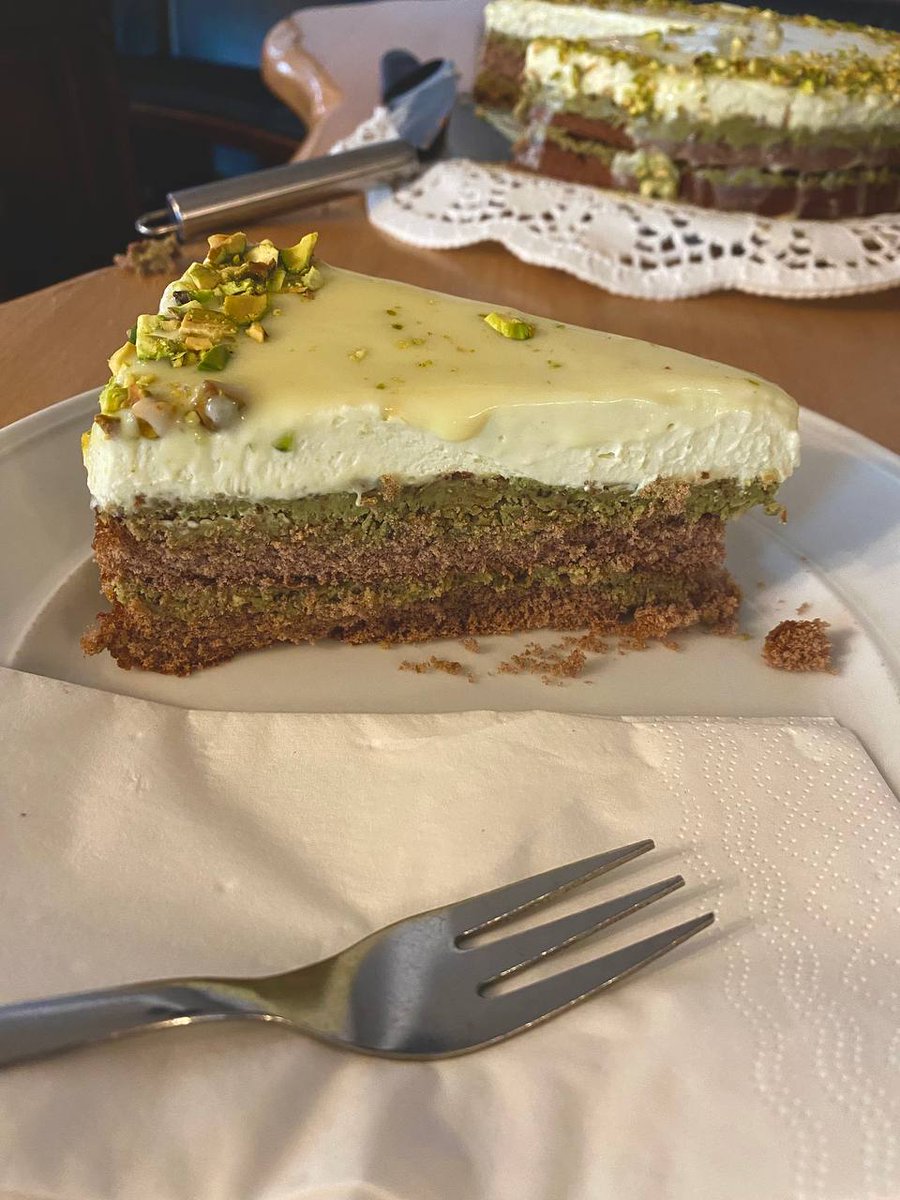 StacksTrier's tweet photo. Jetzt können auch die Naschkatzen kommen.

Die Dubai Schokoladen Torte🫶🏼 
Kakaoböden mit einer Kadayif-Pistazien Schicht, welche in Butter angebraten wurde. 

Getoppt mit einer Sahne-Mascarpone - Pistazien Creme und weiser Schokoladen Ganache🫢 
Verziert mit gehackten Pistazien💚 https://t.co/5yZN0ertF9