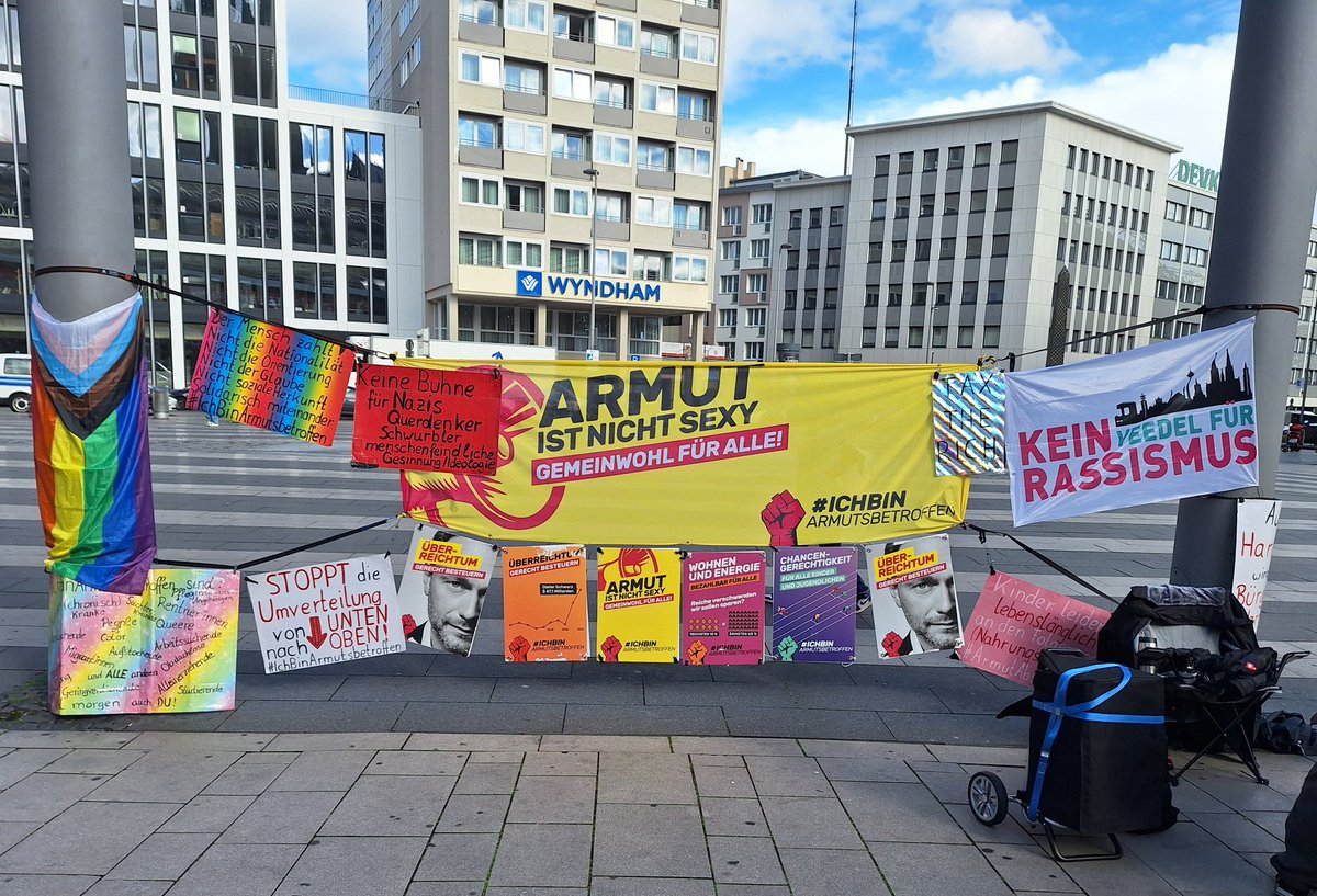 KolnOmas's tweet photo. Die Kundgebung mit #IchBinArmutsbetroffen hat begonnen. Kommt gern noch dazu. #K1910 https://t.co/vwmpJ0LqAk