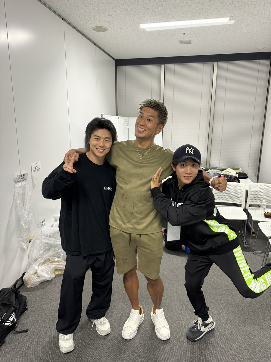 KIDOyasuhiro's tweet photo. えーーっと、みなさん、今日のコントどーでしたー笑？？

力士に押し出しされるという、煽り映像のフリからオチまで完璧だった笑

会場がめちゃウケてたから全てよし🤣

城戸のキャリアに特に傷はつかない笑

照強選手、ありがとうございました！やり過ぎ笑！

@jmaexpo_en 
@jmaexpo_ja https://t.co/AqIEdKoORv