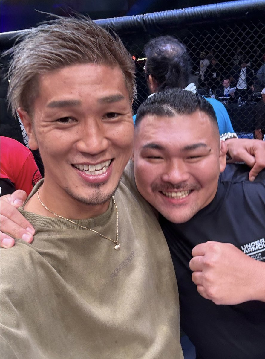 KIDOyasuhiro's tweet photo. えーーっと、みなさん、今日のコントどーでしたー笑？？

力士に押し出しされるという、煽り映像のフリからオチまで完璧だった笑

会場がめちゃウケてたから全てよし🤣

城戸のキャリアに特に傷はつかない笑

照強選手、ありがとうございました！やり過ぎ笑！

@jmaexpo_en 
@jmaexpo_ja https://t.co/AqIEdKoORv