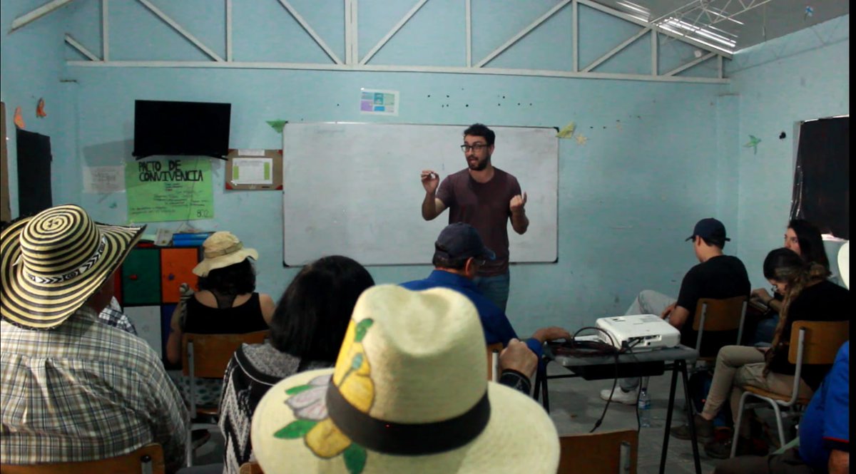 Amediacuadra8's tweet photo. Lamentamos profundamente la muerte del amigo @ManuF_Martinez, una persona dada a justas causas y propósitos. Nos hará falta su voz, su compromiso y su vida. Aquí lo recordamos haciendo pedagogía sobre las reformas del gobierno en la vereda. Buen viaje Manuel y gracias por todo. https://t.co/9KB7lAaKX9