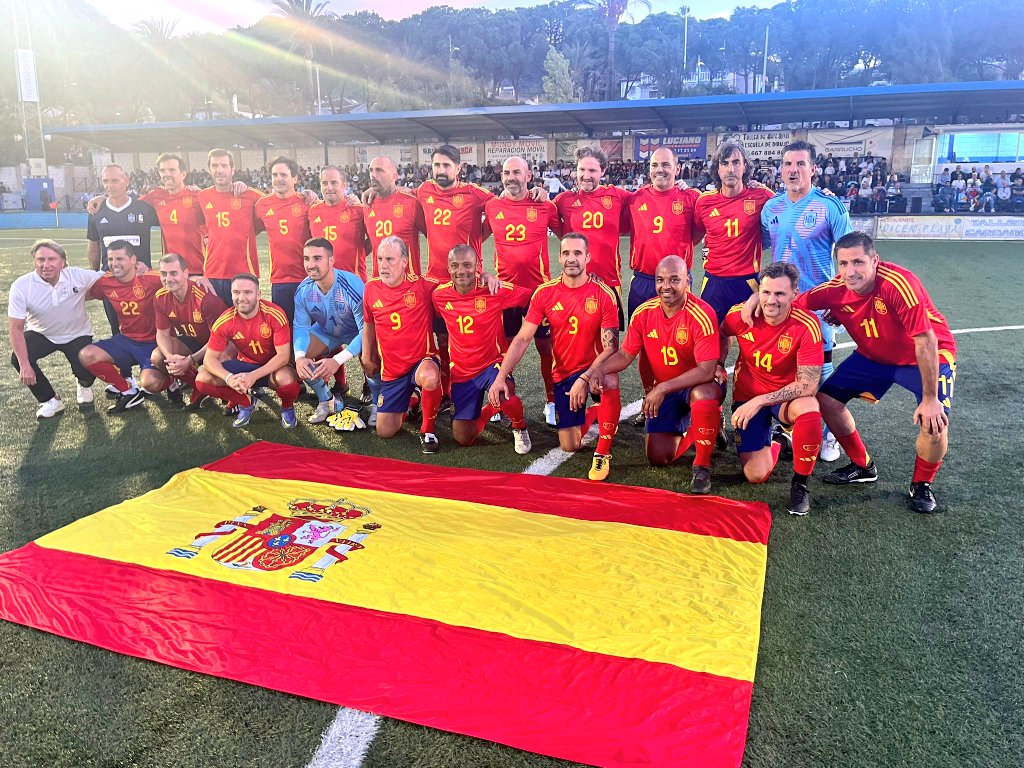 Qué bonita sensación la de ponerme de nuevo bajo los 3 palos pero más aún la de representar a <a href="/leyendasespana/">Leyendas España</a> 🇪🇸⚽️ <a href="/CampusLeyendas/">CampusLeyendas🇪🇸</a>