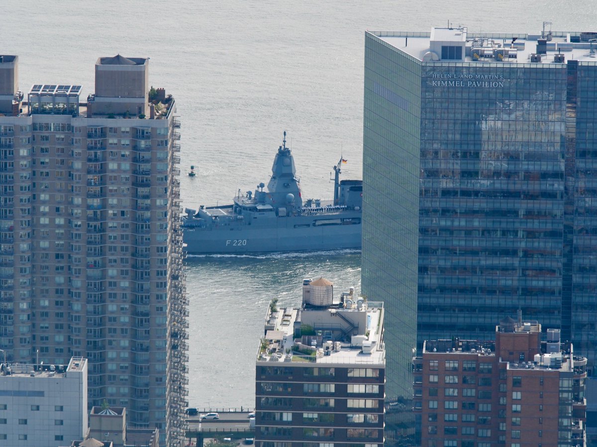 r116440's tweet photo. 🇩🇪 @deutschemarine Sachsen-class #frigate 'Hamburg' (F220) cruises the East River, New York. 10 May 2018. #warship #F220 #navy #naval https://t.co/f1HDN1Pt8s