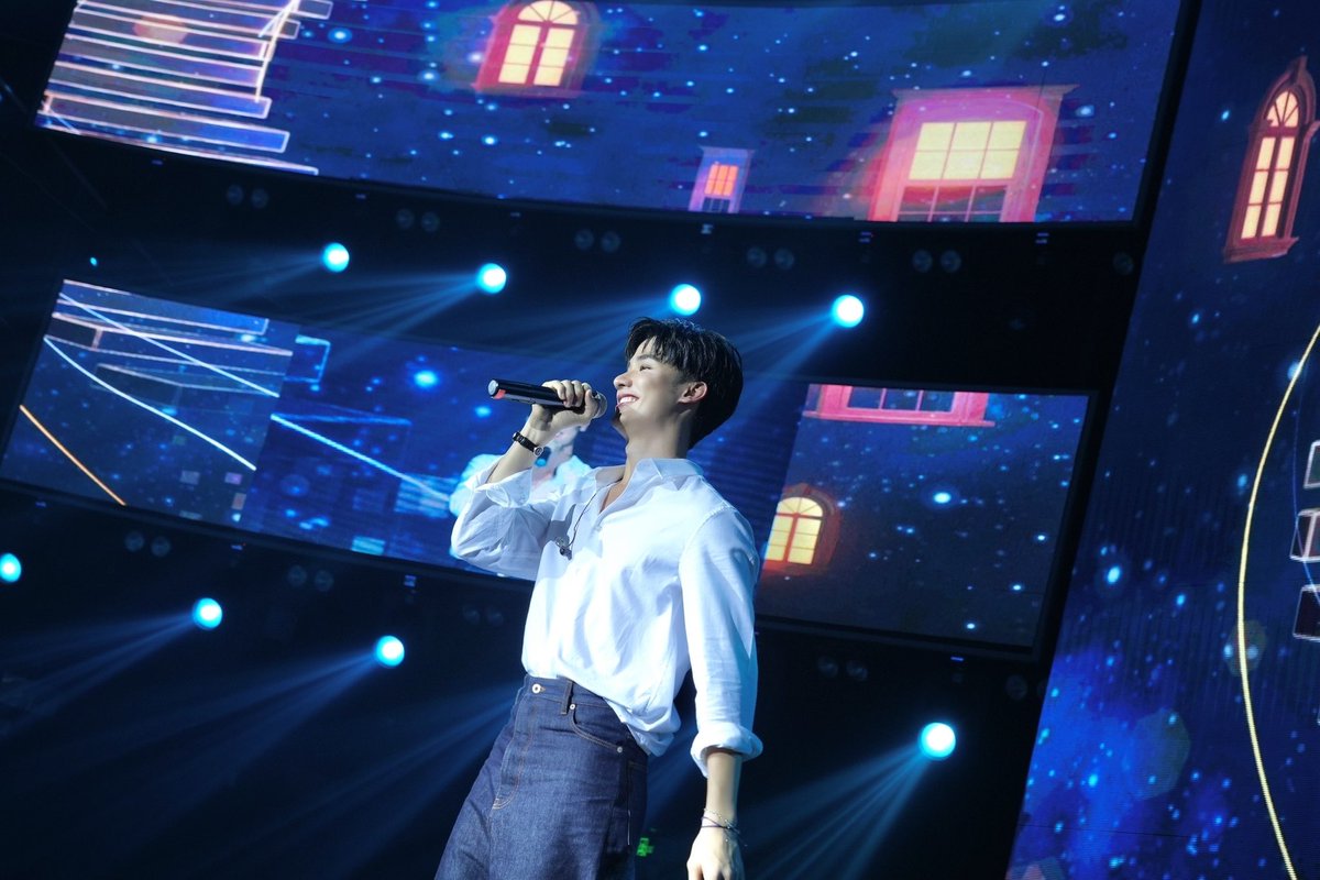 GMMTV's tweet photo. 💙 有一句话我一直都在跟大家说，但不管说了多少次，还是想再说一遍，那就是“非常感谢大家” 

今天我非常开心能跟大家一起度过这么快乐这么美好的时光，希望大家也和我一样开心，爱你们🥺✨

💙 คำๆ นึงที่บอกเสมอ และอยากบอกอีกหลายๆ ครั้ง “ขอบคุณทุกคนมากนะครับ” 

วันนี้เตมีความสุขมาก ดีใจที่ทุกคนได้มาสนุกและใช้เวลาร่วมกัน หวังว่า��ุกคนจะมีความสุขเหมือนกันนะครับ รักทุกคนมากๆ เลย🥺✨

#TayFMNanning 
#GMMTV
