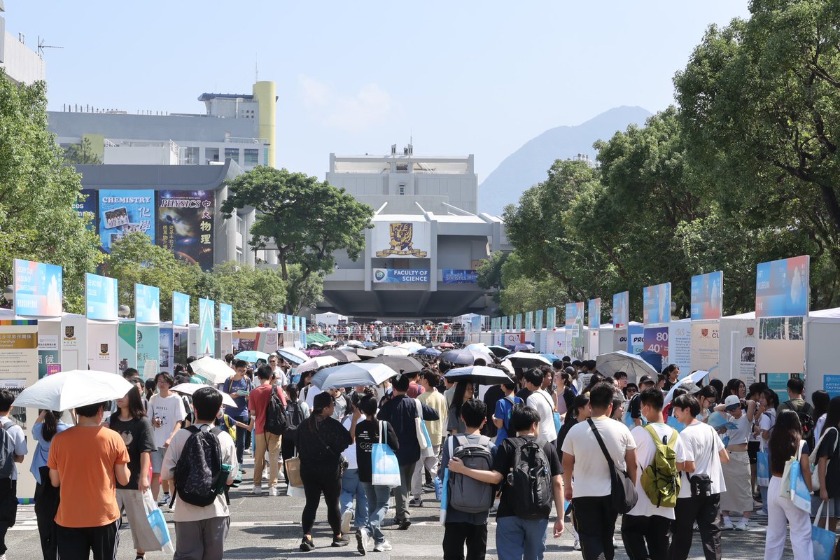 CUHKofficial's tweet photo. CUHK hosted its #InformationDay for Undergraduate Admissions today (19 October), welcoming over 60,000 visitors, including secondary school teachers, students and parents, the event features multiple admission talks and exhibitions. Details: https://t.co/azcinKKrLF https://t.co/lagToxyzLe