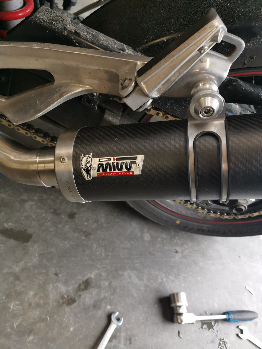 yamaha_rider_nl's tweet photo. Finally!!
MiVV carbon!
Smaller lighter a tad darker sound!
#mivv #yamaha_tdm_900 https://t.co/fjU0ndGQHa