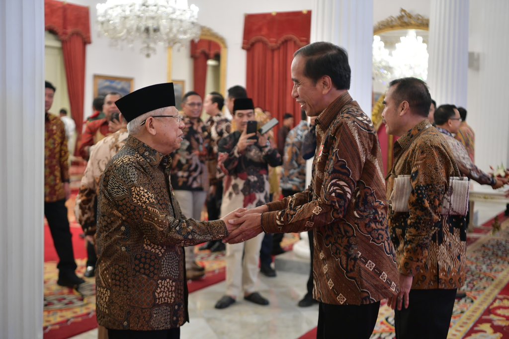Mendampingi Presiden Joko Widodo menghadiri jamuan santap siang bersama jajaran Kabinet Indonesia Maju jelang purnatugas, di Istana Negara, Jakarta. 

Dalam kesempatan tersebut Presiden Joko Widodo  mengucapkan terima kasih yang sebesar-besarnya atas dukungan, support, dan kerja