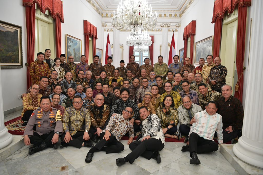 Kiyai_MarufAmin's tweet photo. Mendampingi Presiden Joko Widodo menghadiri jamuan santap siang bersama jajaran Kabinet Indonesia Maju jelang purnatugas, di Istana Negara, Jakarta. 

Dalam kesempatan tersebut Presiden Joko Widodo  mengucapkan terima kasih yang sebesar-besarnya atas dukungan, support, dan kerja keras yang telah diberikan untuk negara.

Presiden berharap apa yang sudah di lakukan dalam 10 tahun ini dapat memberikan manfaat bagi rakyat, negara, dan bangsa yang kita cintai.