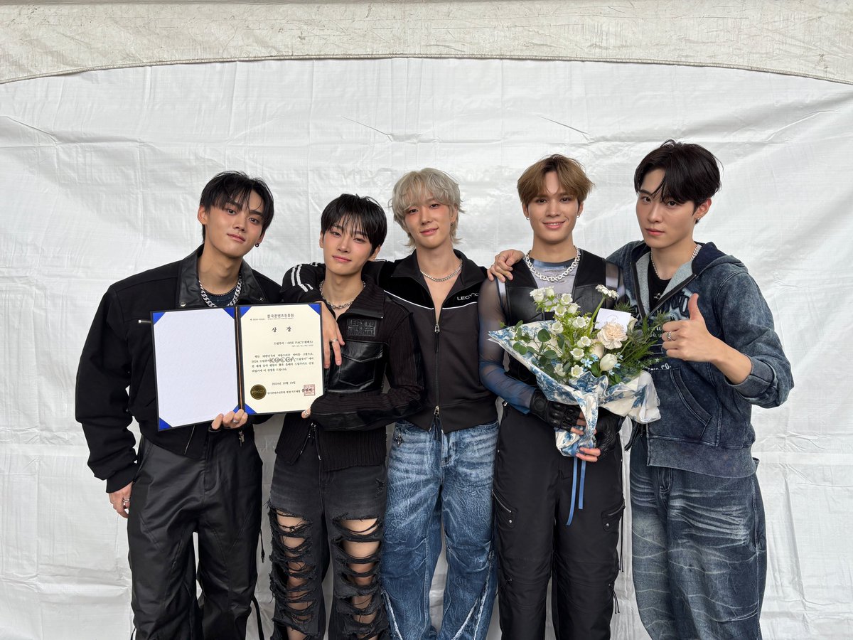 onepact_'s tweet photo. [💙_#원팩트] 

앤하트들 덕분에 상도 받고
첫 드림콘서트 무대도 완료🥳✌️
앤하트들♡ 너무 고마워

#ONEPACT #원팩트 https://t.co/4xYdbnVbaT