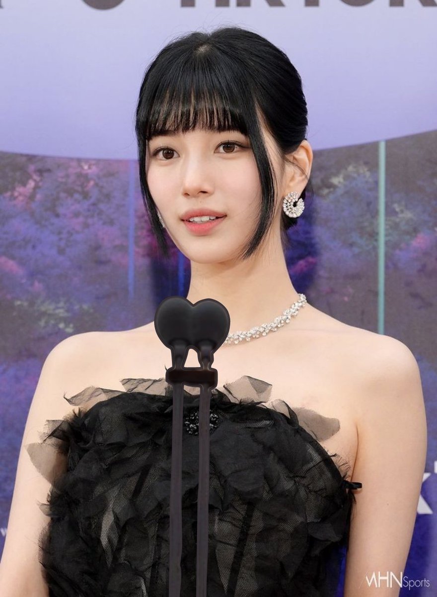 Nona bergaun hitam maju terlebih dahulu untuk memberikan sambutan. "Selamat malam, Folks dan Teenies. Pada kesempatan ini, saya, Dania, bersama Jord, akan mewakili Teenies untuk menyampaikan beberapa patah kata," ucap Dania mengawali sambutan.
