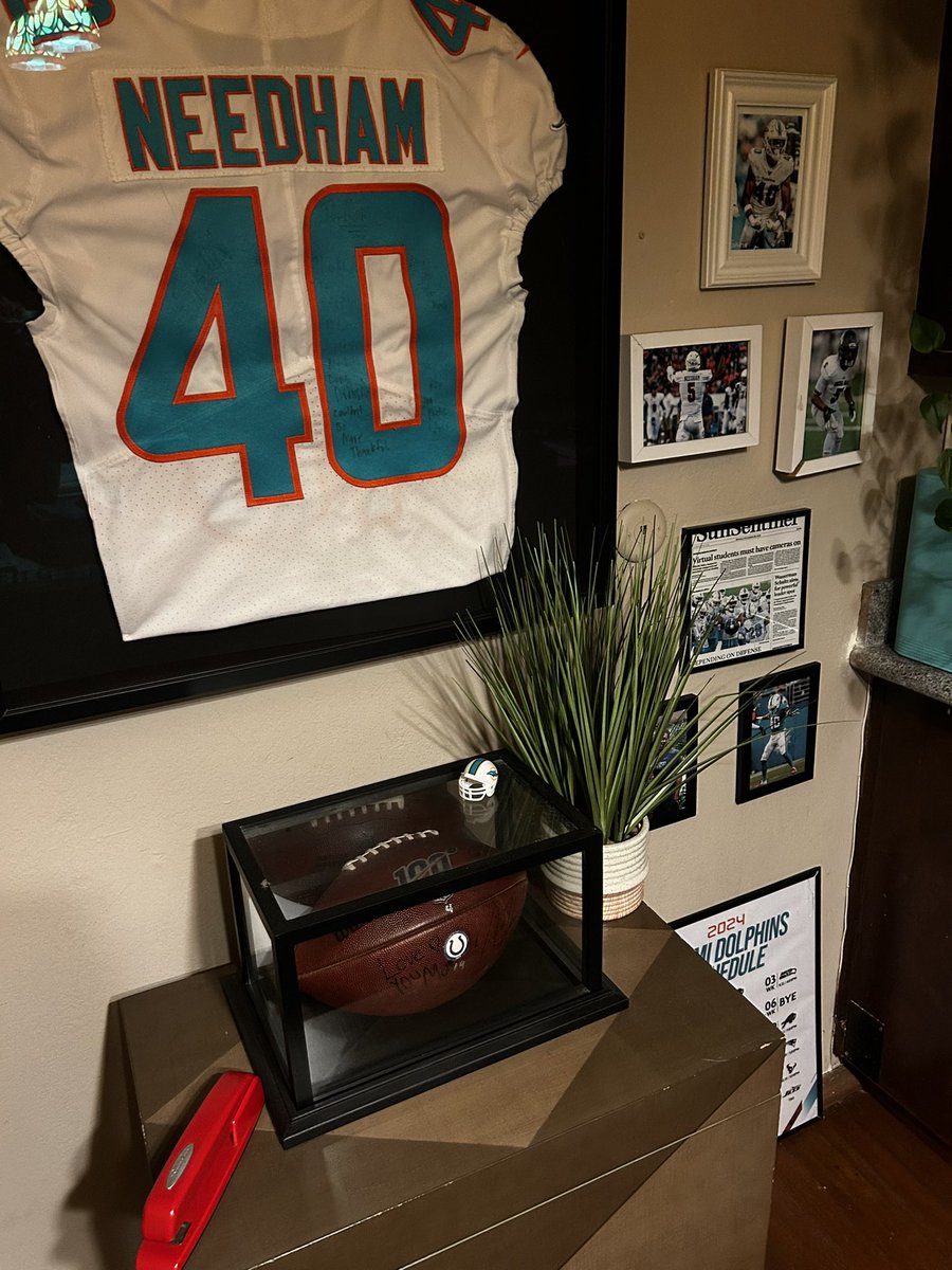MomOfDBNN's tweet image. Reminiscing about the best Christmas gift I’ve ever received… A signed NFL game ball! It was Nik’s very first NFL interception against the Colts! 🥰🙏🏼💚🐬🏈 #GoFins #BeatTheColts #LFG 😤🔥