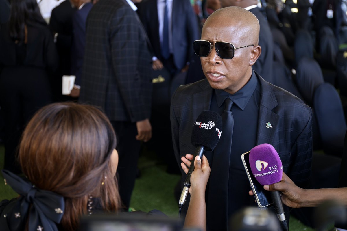 EFFSouthAfrica's tweet photo. CIC @Julius_S_Malema reflecting on the life of Dr Tito Mboweni with the media at Nkowankowa Stadium today.

Our profound condolences to his family and friends. #RIPTitoMboweni https://t.co/SWz5EllRBt