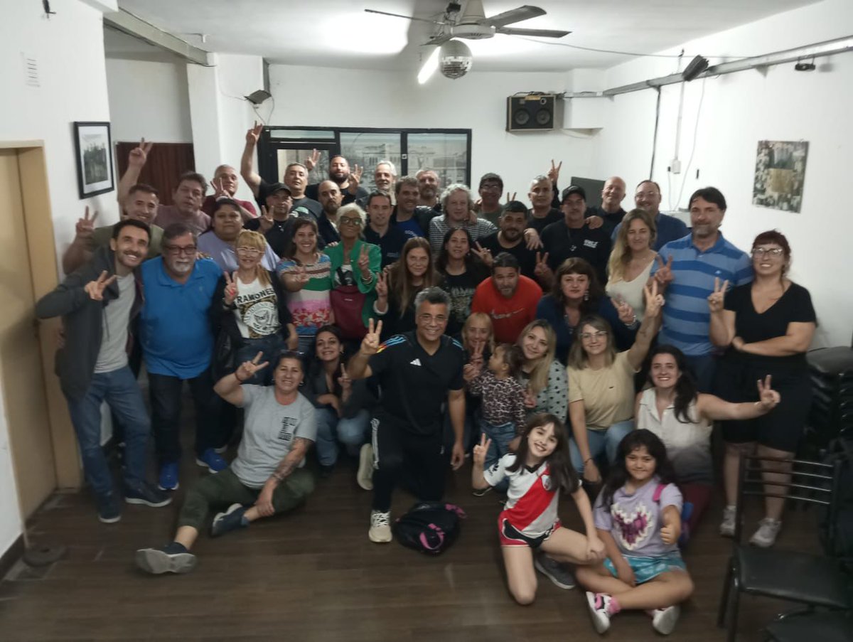Ayer, en Parque Avellaneda, realizamos una nueva reunión del Consejo Partidario de la Comuna 9, donde repasamos cada una de las acciones que venimos realizando desde cada una de las secretarías ✌️