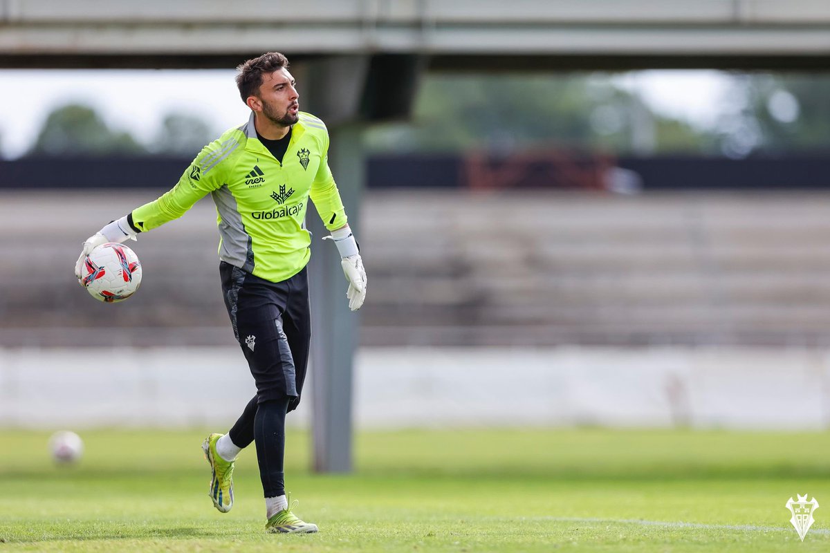 CRiveroOficial's tweet photo. Crecer y creer ante las adversidades 🔒💭

Afición, nos vemos en el Belmonte. ¡Os necesitamos! @AlbaceteBPSAD https://t.co/tX28NFGPHf