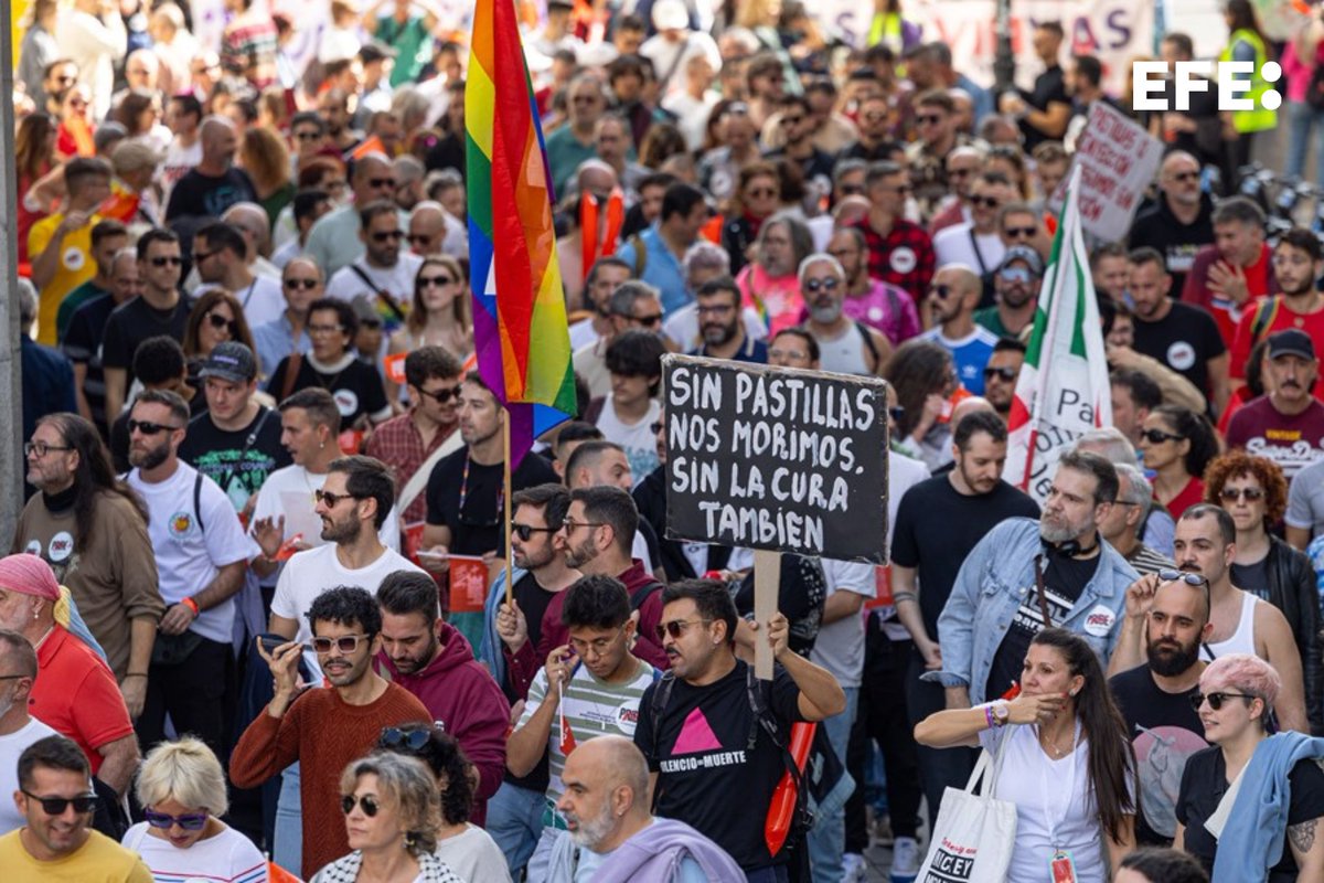 Un millar de personas, según Delegación del Gobierno, se han manifestado este sábado en Madrid con motivo de la celebración de la tercera marcha 'Pride positivo', con la que se ha pretendido visibilizar el VIH y el sida, así como el estigma de estas enfermedades.