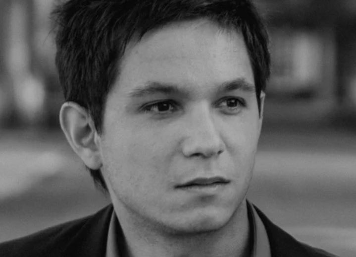 Simon Fieschi, première victime de l’attentat de Charlie Hebdo, vient de mourir. Il disait « Le temps aide, mais il n'efface pas le fait qu'on s'est fait massacrer à la mitraillette », il était fin, intelligent, ultra lucide et en souffrance manifeste depuis 2015. Il croyait en