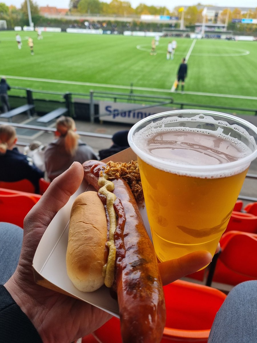 Sjekker ut Danmarks VIF: Vanløse IF på nivå 5, mot Tårnby. Første omgang dominert av den uvettige trommebruken til begge lags selvutnevnte ultras med 12 år som øvre aldersgrense. Hjemmelaget skal riktignok ha pluss for sterk stickersbod. Kiosken også på høyt nivå.