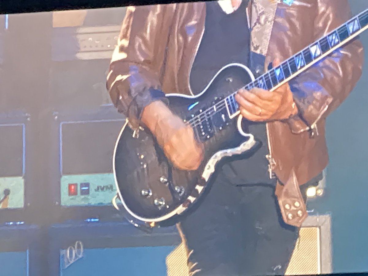 yAmAyAsU8608's tweet photo. Journeyのライブが終わってホテルにチェックイン😅
NealShonのギターは
Gibson LesPaul Spream
Fender Strat
PRS
ESP strat
iHush guitar NealShon model
Gibson LesPaul Custum
の順でした😁
#journey
#ihushguitar
#nealshon https://t.co/87jTB5mt4M