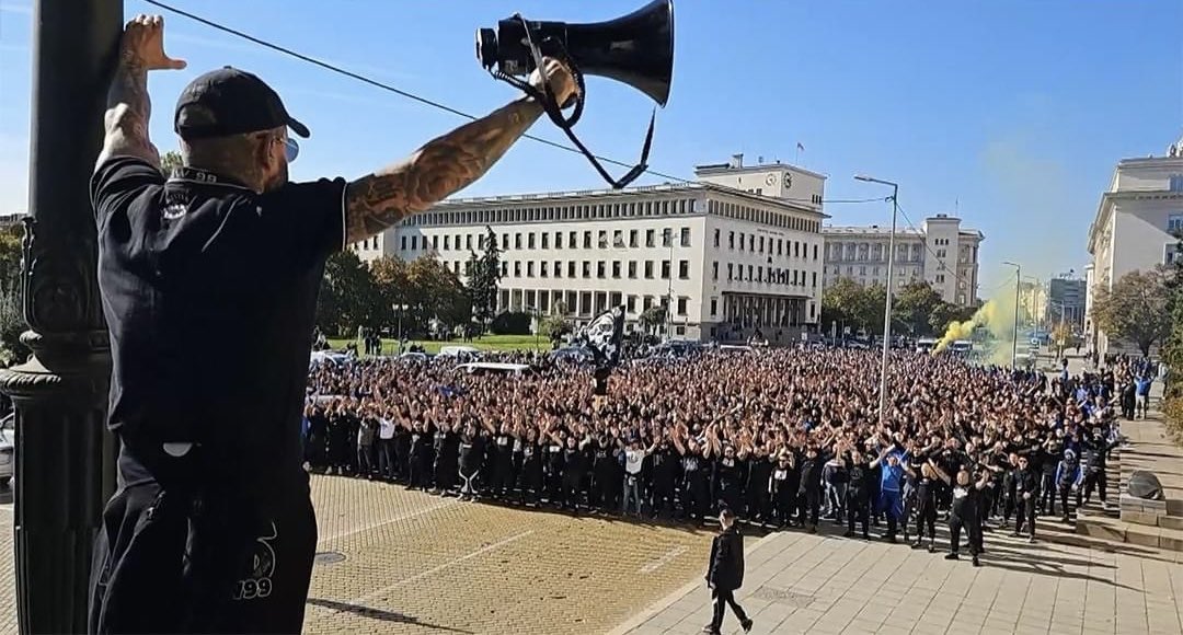 ultras1899_'s tweet photo. Levski Sofia - CSKA Sofia : cortège #SecteurB #ultras #Levski#SofiaWest99 #SouthDivision #Левски #SofiaZapad #HDBoys #SW99 #СекторБ #derby #Sofia (19.10.24) https://t.co/wxbBTIMxPV