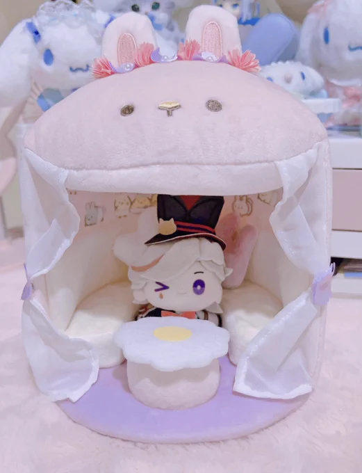 his hat is too tall he can't sit on the chair 
