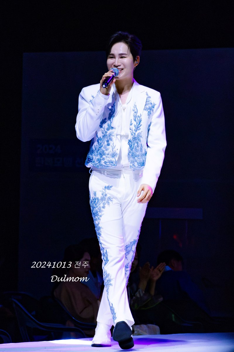 JSA77479856's tweet photo. 모델처럼 런어웨이 하고 싶다고 걷는데

그냥 마 모델이네요

발도 엣지있고
다리 비율도 좋고
의상 소화력도 끝내주고
미소는 천하일품 경국지색

노래와 춤에다 멘트는 뭐 말할 필요도 없는😇

#김희재 #金熙栽 #KHJ #kimheejae
#풍악 #꽃마리 #우야노 #사랑아제발 
#전주한복모델선발대회인코리아 https://t.co/VvVCxvjSdp
