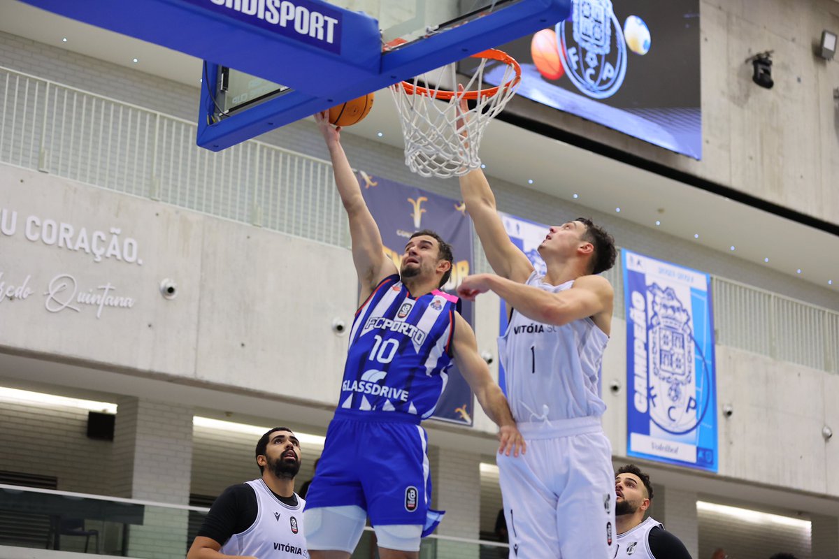 fpbasquetebol's tweet photo. 🏀 @FCPorto 88-80 @VitoriaSC1922 
🏆 Liga Betclic Masculina | Jornada 3️⃣
📍 Dragão Arena 
⭐️ Tanner Omlid (13pts, 10res, 2ast - 22val)
📊 https://t.co/BtHXEoCSH0

📸 FC Porto 

#SomosBasquetebol #LigaBetclicMasculina https://t.co/KVSlrXcwTB