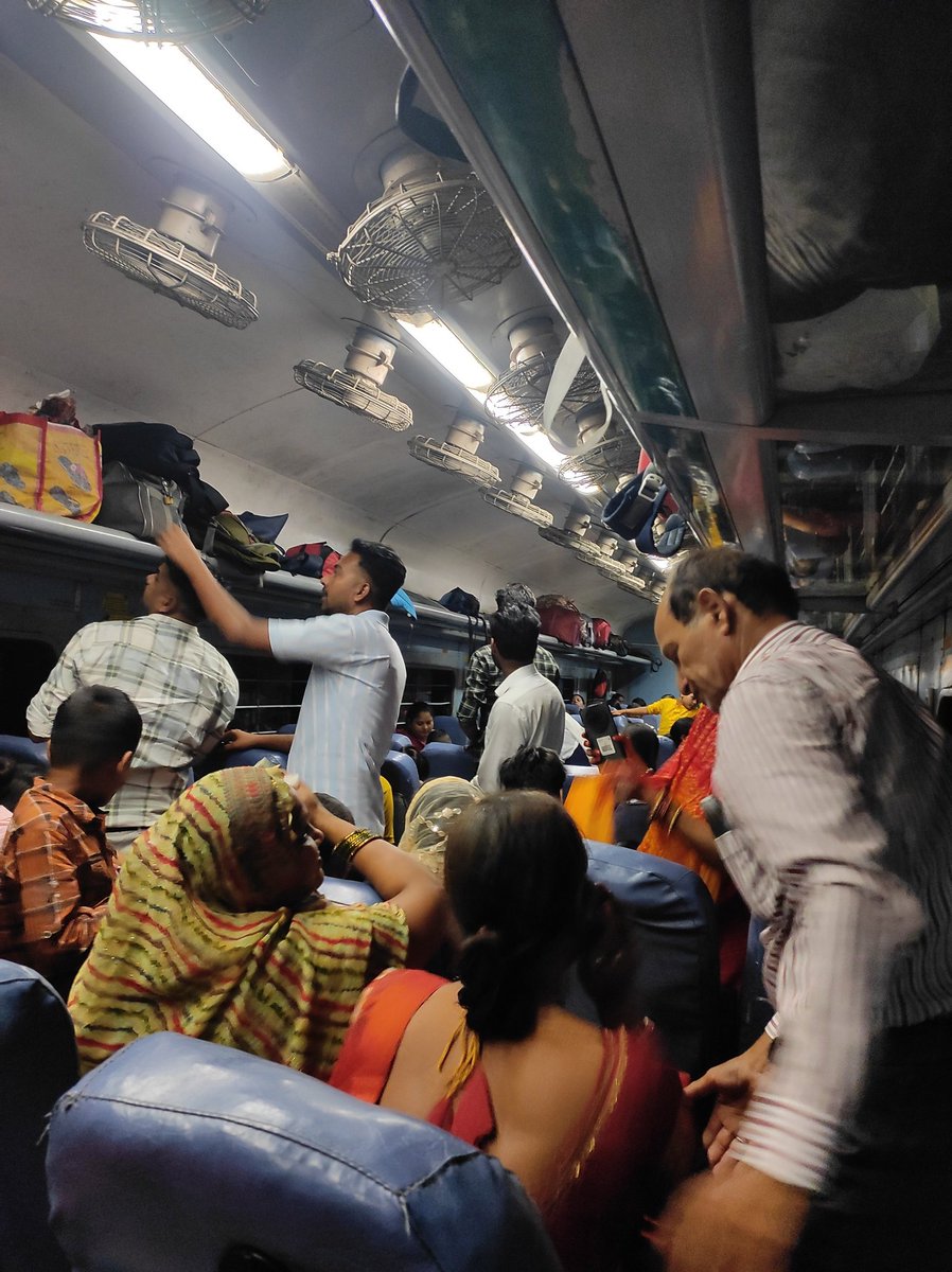 DPARGAI2306's tweet photo. @IRCTCofficial 
@AshwiniVaishnaw train no gomati exp 12419 1 ghante se khada kar rakha hai ..Bachhe paresan h koe sunvai nhi h https://t.co/GkUmPo4dRk