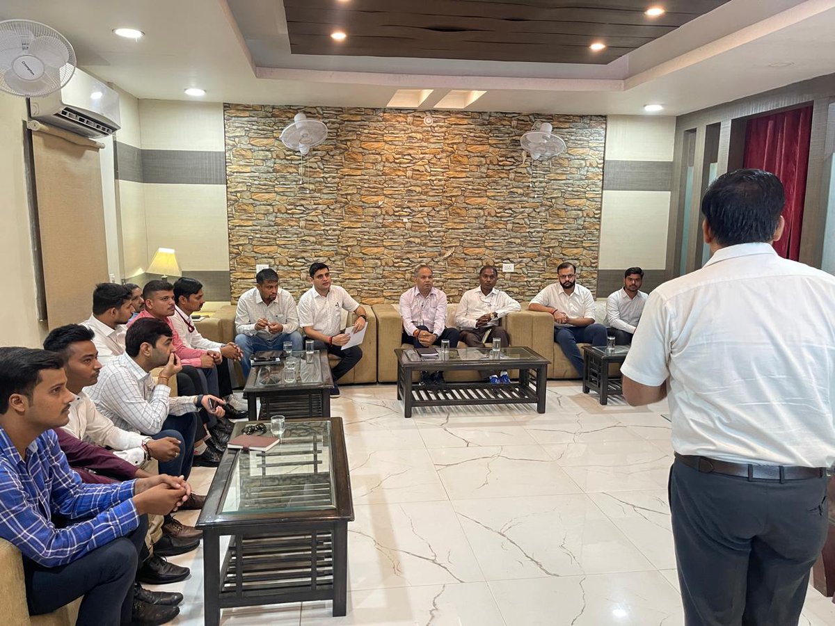 drm_lko's tweet photo. As part of the special campaign, a Rail Chaupal was organized at Varanasi station, where DRM/LKO Shri SM Sharma interacted with management students, highlighting the various digital initiatives introduced by Indian Railways for enhancing passenger convenience.
#IRSpecialCampaign4 https://t.co/mNmi0RZ7Tm