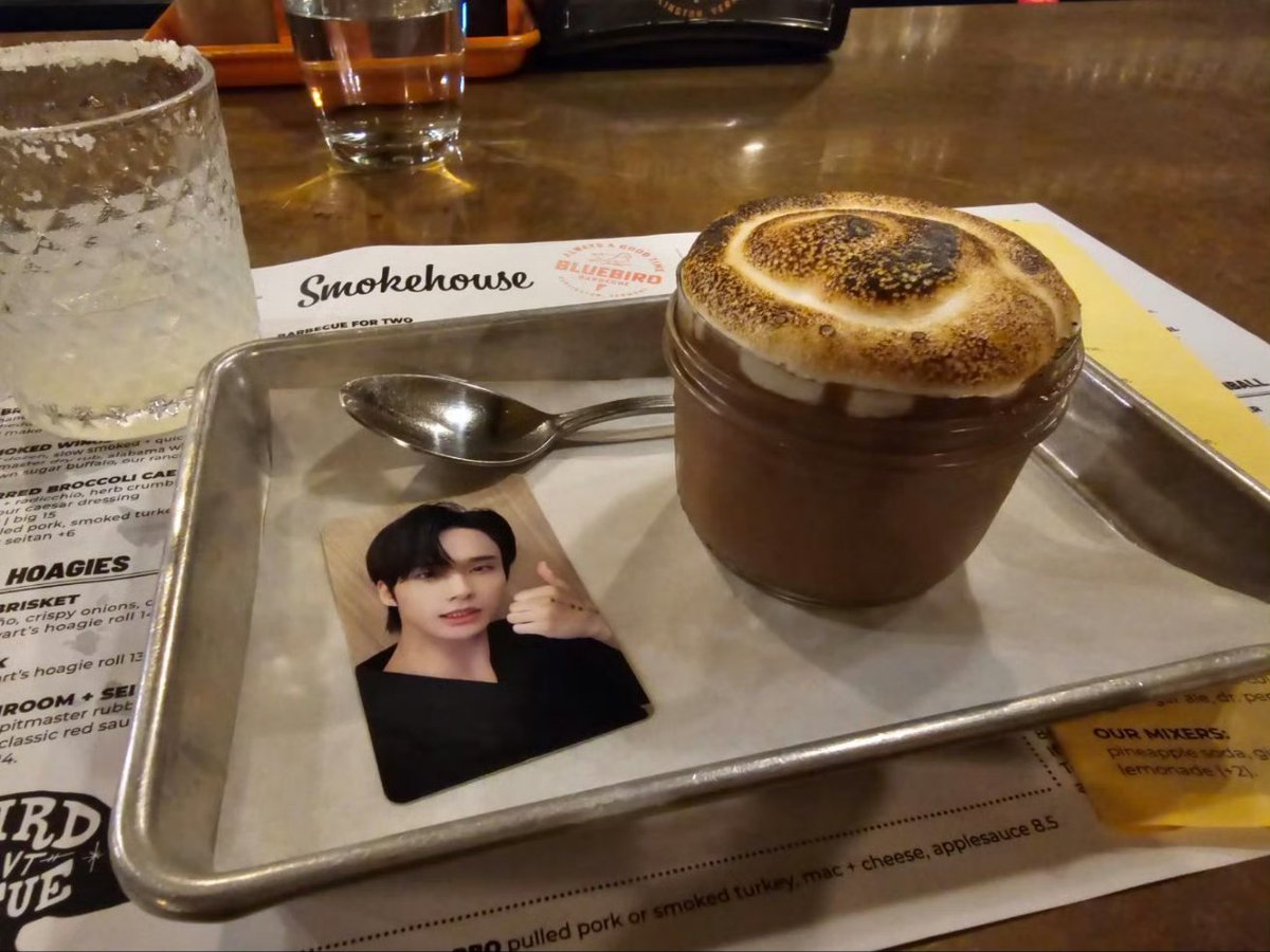 Take Kyoungyoon to drink and eat meat with me 😋

Love you and wait for you, Kyoungyoon.

#KYOUNGYOON #경윤
