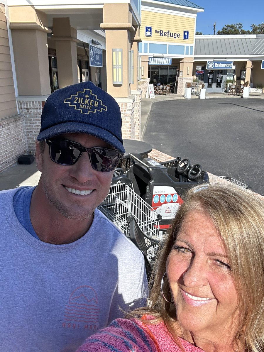 kmcd67's tweet photo. Bumped into this guy grocery shopping! Thanks for being a great sport @ShepRose https://t.co/skxOMu7Olq