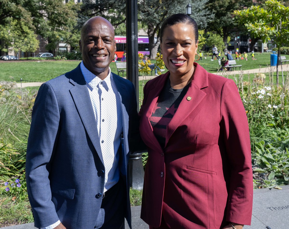 Today's the day! 🏈

We're honoring football legend Darrell Green with the Key to the City. Celebrations kick off at 10AM at Franklin Park. #SportsCapital
