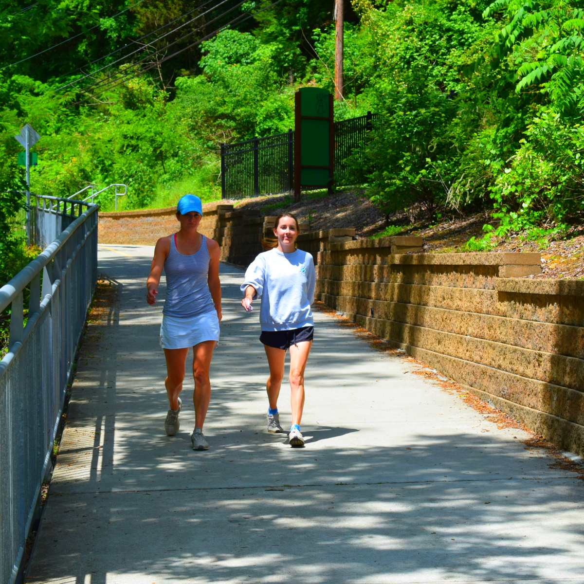 CHParksRec's tweet image. 🌿 Lace up your sneakers and hit the 17.6 miles of pathways that connect residential areas, parks, and shopping centers! Whether you&apos;re walking, biking, or just enjoying the scenery, you won&apos;t be disappointed!🚶‍♂️ #ChapelHill #Greenways

Learn more👇
ow.ly/vQt450TLjlC