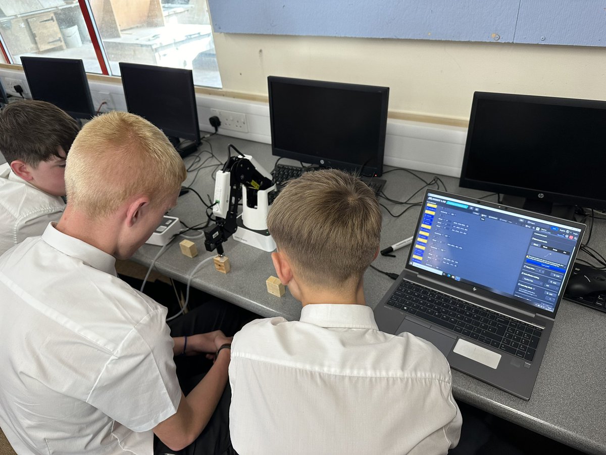 Mr_Morris_DT's tweet photo. Y10 engineering getting to grips with our @DobotRobotics arms courtesy of @coleggwent HiVE! #STEM #TomorrowsEngineers https://t.co/sIGESMihgD