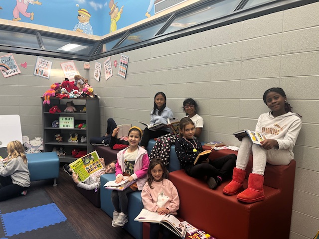 washcusd200's tweet photo. We love our LLC! Ms. Banta's 3rd grade students enjoyed some time reading on our soft seating and in the cozy corner. #YourCommunitySchools @BabbWashLLC https://t.co/FgQARW4zVp